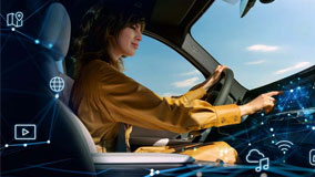 Cyfrowe usługi BMW, kobieta wpatrzona w błyszczącą kulę